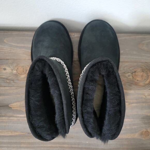 Ugg Women Sz 7 Classic Short Mini Crescent Black Ankle Boot Lamb Cuffable NEW - Picture 8 of 13